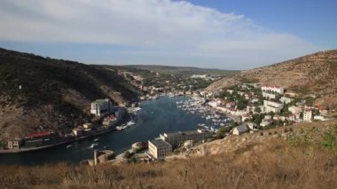 Antik kale Chembalo Gelen Balaclava Panorama görünümü. Parlak güneşli bir günde yatlar ile Balaclava Bay. Kırım