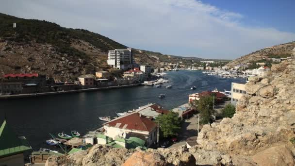 Antik kale Chembalo Gelen Balaclava Panorama görünümü. Parlak güneşli bir günde yatlar ile Balaclava Bay. Kırım — Stok video