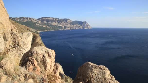 Vue panoramique sur la mer Noire depuis l'ancienne forteresse Chembalo. Balaclava Bay avec des yachts dans une journée ensoleillée. Crimée — Video