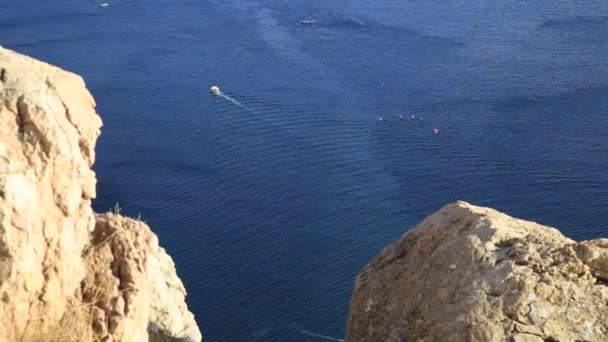 Vista panoramica sul Mar Nero dall'antica fortezza di Chembalo. Baia di Balaclava con yacht nella luminosa giornata di sole. Crimea — Video Stock