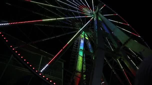 Roda gigante da cidade decorada com luzes coloridas piscando. Show de luz em girar passeio circular depois de escurecer. República da Crimeia . — Vídeo de Stock