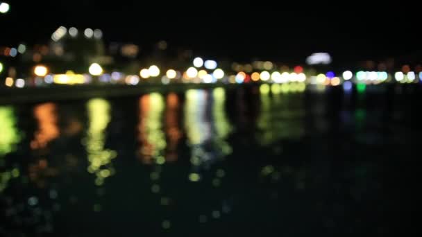 Vue panoramique de la ville de Yalta depuis la mer Noire. Vie nocturne sur le remblai. Des lumières déconcentrées. Crimée — Video