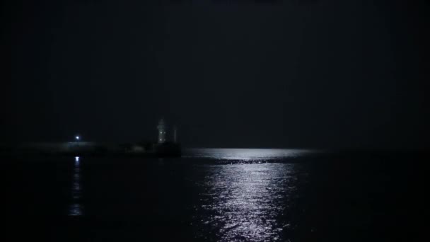 Faro de trabajo en el puerto de Yalta, Crimea. Luz roja parpadeando en la noche. Mar Negro. — Vídeo de stock