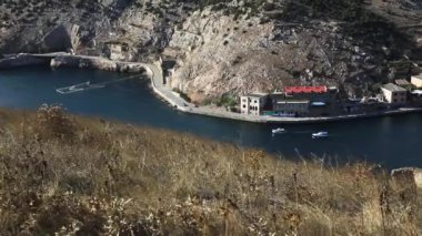 Antik kale Chembalo Gelen Balaclava Panorama görünümü. Parlak güneşli bir günde yatlar ile Balaclava Bay. Kırım