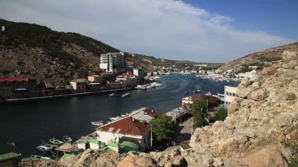 Antik kale Chembalo Gelen Balaclava Panorama görünümü. Parlak güneşli bir günde yatlar ile Balaclava Bay. Kırım — Stok video