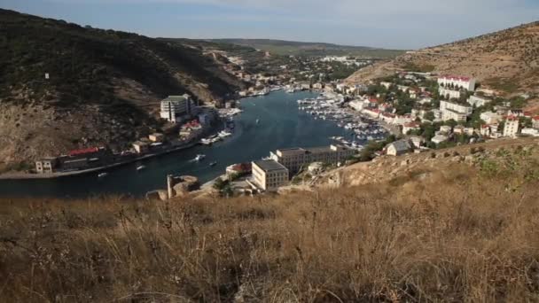 Панорама Балаклавы с древней крепости Чембало. Балаклавская бухта с яхтами в яркий солнечный день. Крым — стоковое видео