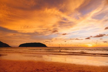 Nai Harn plajında muhteşem turuncu gün batımı. Phuket adası, Tayland, Hint okyanusu.