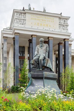 Moskova, Rusya - 04 Ağustos 2017. Rus Devlet Kütüphanesi önünde ünlü Rus yazar Dostoyevski F.M. anıtı. 