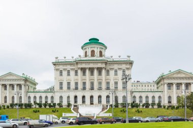 Moskova, Rusya - 4 Ağustos 2017. Panorama görünüm Borovitskaya Meydanı ve Kremlin yakınlarında Pashkov evi. Moskova, Rusya'nın tarihi merkezi.