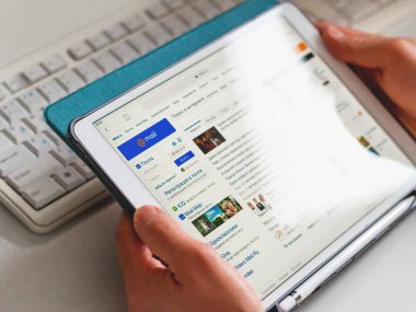 Moskova, Rusya - 15 Mayıs 2019. Adam açık Mail.ru sitesi, haber portalı, makaleler ve sosyal ağlara bağlantılar ile tablet tutuyor. Editoryal açıklayıcı.