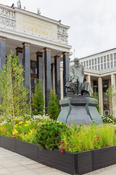 MOSCOW, RUSIA - 04 august 2017. Monumentul celebrului scriitor rus Dostoievski F.M. În faţa Bibliotecii de Stat a Rusiei . — Fotografie, imagine de stoc
