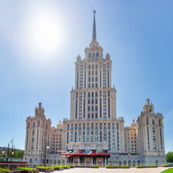 MOSCA, RUSSIA - 18 maggio 2019. Hotel Ucraina, Radisson Collection. Palazzo storico nella soleggiata giornata primaverile . — Foto Stock