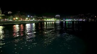 Karadeniz'den Yalta şehrinin panorama görünümü. Setüzerinde gece hayatı. Kırım