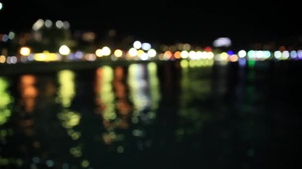 Vista panorámica de la ciudad de Yalta desde el mar Negro. Vida nocturna en terraplén. Luces desenfocadas. Crimea — Vídeo de stock