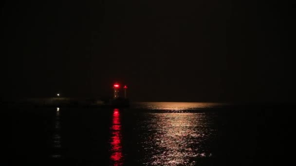 Yalta, Kırım limanında deniz fenerinde çalışıyor. Geceleri kırmızı ışık yanıp sönüyor. Karadeniz. — Stok video