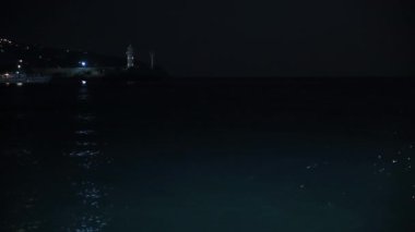 Yalta, Kırım limanında deniz fenerinde çalışıyor. Geceleri kırmızı ışık yanıp sönüyor. Karadeniz.
