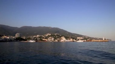 Ukrayna, YALTA - 4 Şubat 2015. Karadeniz 'den Yalta kasabasının panorama manzarası. Kış batımı. Kırım.