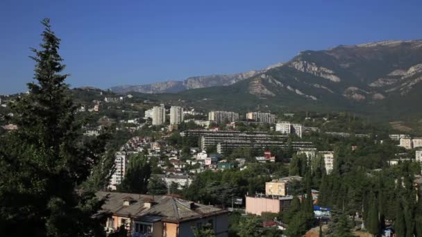 Vista panorámica aérea de la ciudad de Yalta en el soleado día de invierno. Crimea . — Vídeo de stock