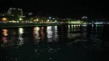 Karadeniz'den Yalta şehrinin panorama görünümü. Setüzerinde gece hayatı. Kırım