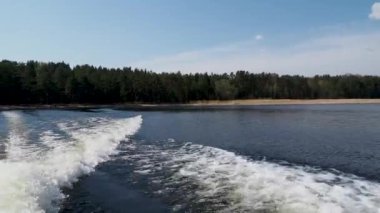 Motor teknesinden su dalgaları. Seliger Lake, Rusya Federasyonu.