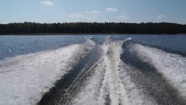 Ondas de água de um barco a motor. Seliger Lake, Rússia . — Vídeo de Stock
