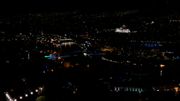 Noční panorama pohled kapitál Tbilisi, Georgia země. Prezidentské administrativy v noci s osvětlení a pohyblivé automobily — Stock video