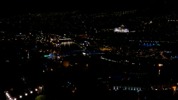 Night panorama view of Tbilisi capital of Georgia country. Presidential Administration at night with illumination and moving cars — Stock Video