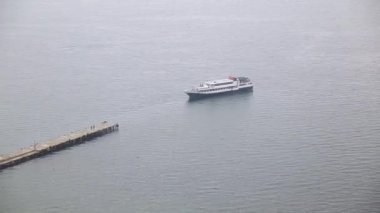 Gemi iskeleden çıkmış. Sudak kalesinden gelen manevraları görün. Sudak, Kırım.