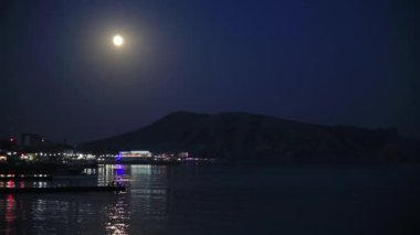 Sudak kentinin sahilindeki gece manzarası. Karadeniz 'den. Kırım.