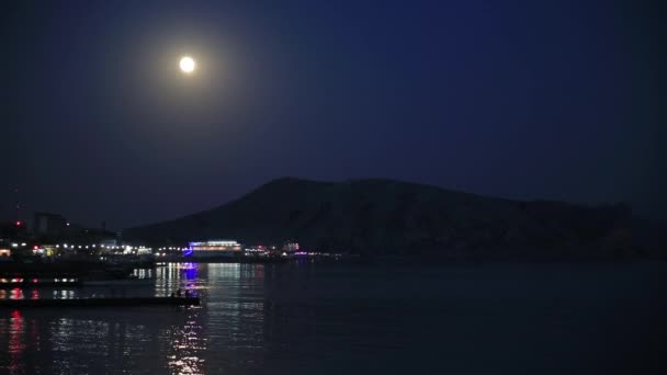 Νυχτερινή θέα στην ακτή της πόλης Sudak. από τη μαύρη θάλασσα. Κριμαία. — Αρχείο Βίντεο