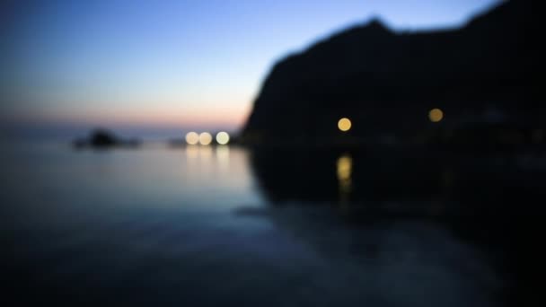 スダックの町の海岸の夜景。黒海から。クリミア。デフォーカスされた背景. — ストック動画