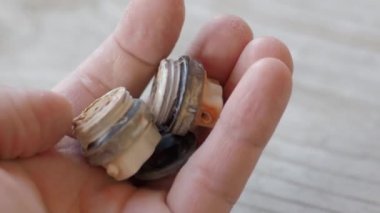 Su besleme sistemi için eski paslı hava tahliye valfi. Adam kireç le kaplı hasarlı eleman aşure dokunuyor.