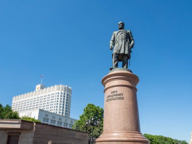 Moskova, Rusya-Mayıs 18, 2019. 1906-1911 yılında Rus Imparatorluğu 'nun Iç Işleri Bakanı ve Başbakanımız Pyotr Arkadyevich Stolypin Anıtı. Açık mavi gökyüzü arka planda heykel.