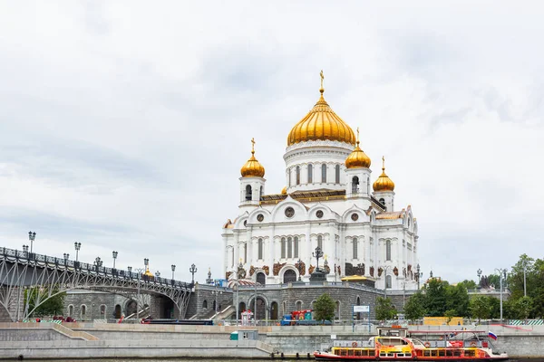 MOSCOW, RÚSSIA - 04 de agosto de 2017. Vista da Catedral de Cristo Salvador e ponte Patriarshiy . — Fotografia de Stock