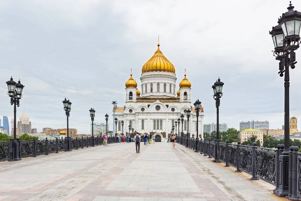 Moskva, Rusko-srpen 04, 2017. Pohled na chrám Krista Spasitele. Lidé, kteří chodí po mostě Patriarshiy. — Stock fotografie