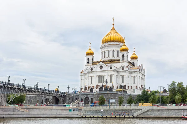 MOSCOW, RÚSSIA - 04 de agosto de 2017. Vista da Catedral de Cristo Salvador e ponte Patriarshiy . — Fotografia de Stock