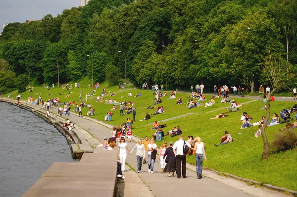 Moskau, russland - 14. juni 2008. Die menschen ruhen sich aus und sonnen sich im park der sperlingshügel. Moskau-Ufer mit entspannten Einheimischen und Touristen. — Stockfoto