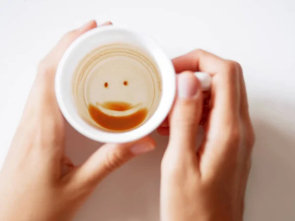 Lege koffie beker met lachend gezicht. Womanholding Witte mok met koffie maalt. Einde koffiepauze. — Stockfoto