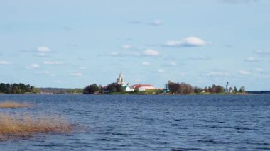 Epiphany Katedrali, Nilo-Stolobensky Manastırı veya Nilov Manastırı. Hareketli tekne görünümü. Seliger Lake, Tver Region, Rusya Federasyonu.
