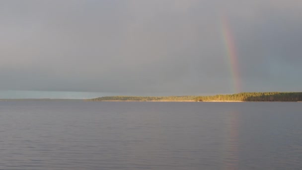 Ουράνιο τόξο στη λίμνη Σελίγκερ. Περιοχή Τβερ, Ρωσία. — Αρχείο Βίντεο