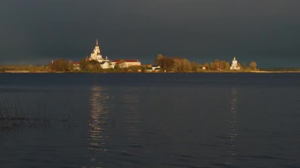 Catedral da Epifania, Mosteiro de Nilo-Stolobensky ou Mosteiro de Nilov. Vista do pôr do sol do lago Seliger, região de Tver, Rússia . — Vídeo de Stock