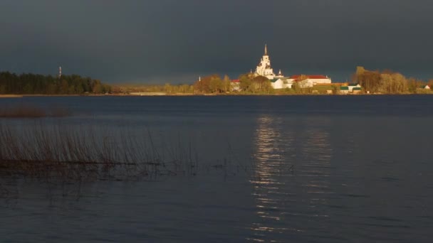 Katedra Epifany, klasztor Nilo-Stolobensky lub klasztor Nilov. Widok na zachód słońca z jeziora Seliger, rejon Twer, Rosja. — Wideo stockowe