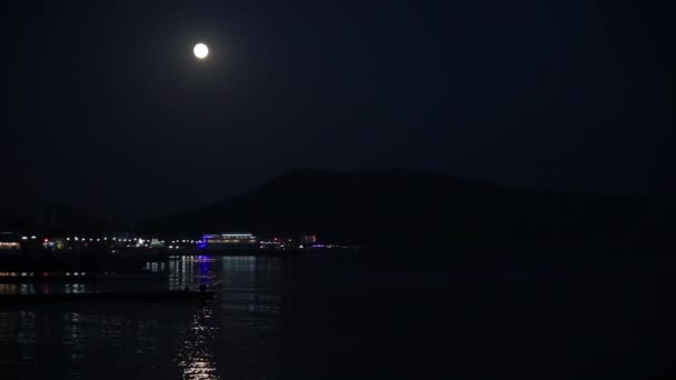 在苏达克镇海岸的夜景。从黑海。克里米亚. — 图库视频影像
