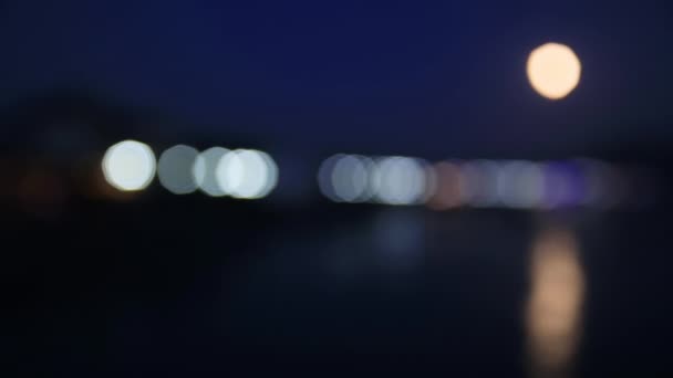 Éjszakai kilátás a Sudak város tengerpartján. a Fekete-tengertől. Krím. Defókuszált háttér. — Stock videók