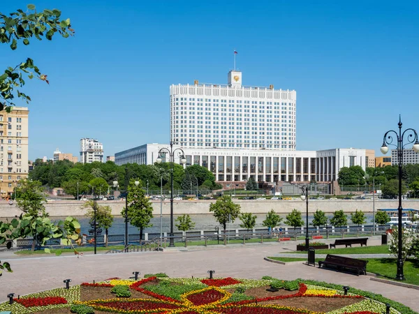 Casa del Governo della Federazione Russa (Casa Bianca). Casa del governo russo con bandiera. Famoso edificio statale contro il cielo blu chiaro. Mosca, Russia . — Foto Stock