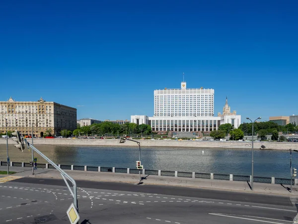 Casa del Governo della Federazione Russa (Casa Bianca). Casa del governo russo con bandiera. Famoso edificio statale contro il cielo blu chiaro. Mosca, Russia . — Foto Stock