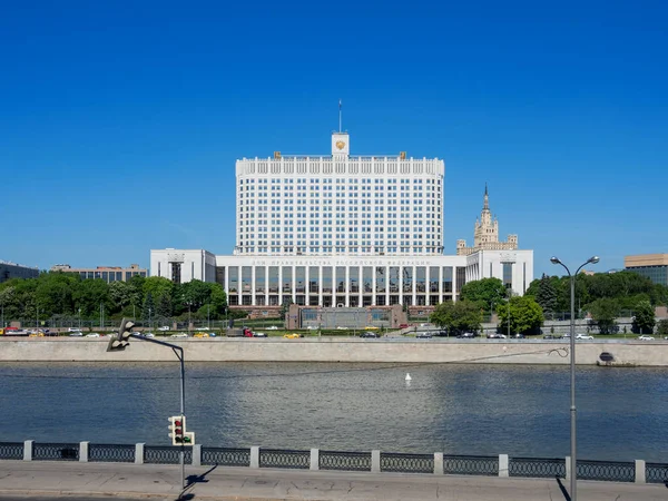 Dům vlády Ruské federace (Bílý dům) Ruský vládní dům s vlajkou. Slavná státní budova proti čiré modré obloze. Moskva, Rusko. — Stock fotografie