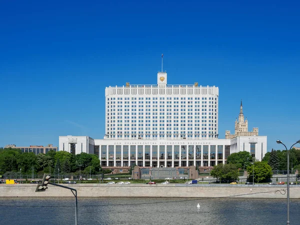 Casa del Governo della Federazione Russa (Casa Bianca). Casa del governo russo con bandiera. Famoso edificio statale contro il cielo blu chiaro. Mosca, Russia . — Foto Stock