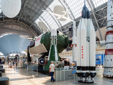 Moskova, Rusya - 08 Haziran 2019. Pavilion Uzay ve Ulaşım'ın iç ve gösteri vitrinleri. Almaz uzay istasyonu Ekonomik Başarılar Sergisi (Vdnh).