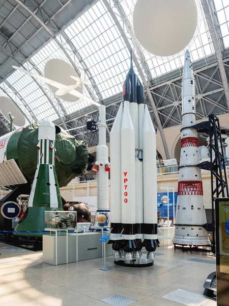 MOSCÚ, RUSIA - 08 de junio de 2019. Interior y showpiecies del Pabellón Espacio y Transporte. Estación espacial Almaz sobre Exposición de Logros Económicos (VDNH ). — Foto de Stock